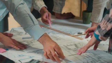 Grup tasarımcıları, mimarlar, iş adamları, ofis çeşitliliği, çok ırklı erkekler, kızlar, iş birliği, çizim planı, mimari tasarım projeleri.