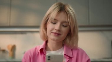 Mutlu beyaz kadın kız internette geziniyor sosyal medya telefon uygulaması kullanıyor kanepe alışverişi mobil mağaza uygulaması akıllı telefon sohbet mesajı çevrimiçi sipariş