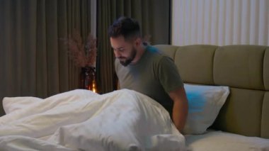 Mutlu Kafkasyalı adam yatak odasını hazırla rahat uyku zamanı rahat rahat rahatla daire kiracısı ev sahibi yorgan ev sahibi evsahibi evsahibi evsahibi evsahibinin memnuniyetinin arkasında uyuyan eller