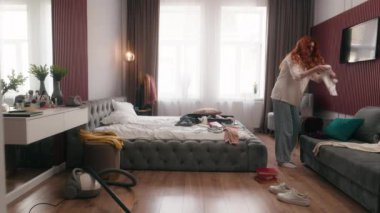 Beyaz kadın ev sahibi meşgul kız gezgin yatak odasında eşyalarınızı toplayan gezgin giysilerinizi hazırlayın tatil tatiline hazırlanın bavul çantasına bez koyun çabuk eve gidin