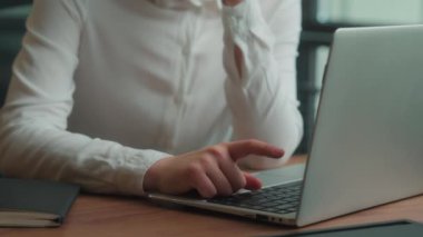 Ofisteki canı sıkkın, Kafkasyalı kadın üzgün, düşünceli iş kadını, düşünceli iş kadını, düşünceli, öğrenci müdürün bilgisayardaki klavye patlamasını düşündüğünü düşünüyor.