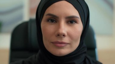 Portre kızı Arap müslüman kadın tesettüre yakın çekim yap ciddi duygulara sahip iş kadını kameraya bakıyor sakin İslami Arap lider işveren büro yöneticisi yönetici iş güzelliği