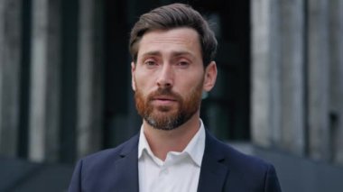 Kafkas asıllı tatminsiz işadamı el sallayarak şehirde hayır diyor. İş adamı, işadamı, hayal kırıklığına uğramış müşteri olumsuz cevap vermiyor. Onaylamama reddediliyor.