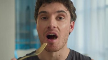 Yüzünüzü kapatın mutlu beyaz adam salata yiyor vejetaryen sağlıklı yemek yiyor sporcu diyet yapıyor vitamin tadı alıyor lezzetli beslenme kalorileri dengeli canlandırıcı yaşam tarzı gülümsemesi erkek