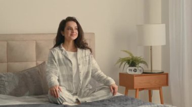 Kafkasyalı mutlu kadın yatak odası ev rahatlığı meditasyon kadın memnuniyeti sabah erkenden dinlenme rahatlık uykulu daire kiracısı hafta sonu gülümsemesi pencerenin keyfini çıkarın