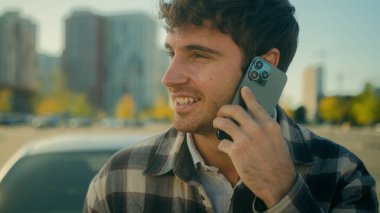Gülümseyen, 30 'lu yaşlarda, yakışıklı, beyaz bir adam. Otomobil geçmişi olan, otoparkta çalışan, başarılı bir iş adamının şehir yaşam tarzında akıllı telefon dostu sohbetini aradığı bir cep telefonu şoförü.