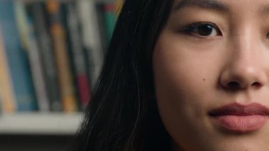 Yakın plan portre. Yarı kadın. Çekici Asyalı kadın. Kahverengi gözlü kız.