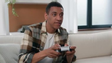 Afrika kökenli Amerikalı internet oyunu bağımlısı, konsolcu erkek oyun konsolcusu, oyun konsolu, oyun konsolu, oyun konsolu, oyun konsolu, oyun konsolu, oyun konsolu, oyun konsolu.