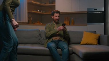 Kafkas aile erkeği karı koca ev sahipleri kanepe ev sahipleri sosyal ağlara bakıyorlar akıllı telefon satın alarak internet üzerinden teslimatı internet üzerinden seçiyorlar.