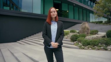Şehirdeki kendine güvenen beyaz kadın, kadın, kadın, iş kadını, yatırımcı, emlakçı şehir merkezinde kameraya bakarak poz veren emlakçı.