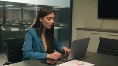 Şaşırtıcı bir şekilde Hintli Arap ofis çalışanı kadın işveren iş kadını iş yerinde iş kadını Laptop kullanan iş kadını hayret verici derecede iyi haberler okuyor.