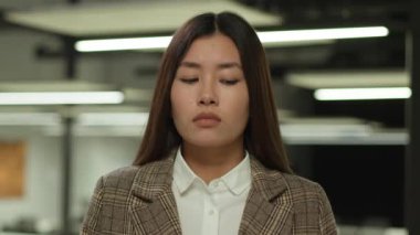 Kapalı portre üzgün Asyalı iş kadını kız üzgün stresli iş kadını Koreli bayan Japon ofis çalışanı Çinli kadın işveren arızası