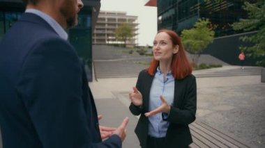 Kafkasyalı iş adamı ve iş kadını iş arkadaşları, iş ortakları, iş konularını tartışan iş ortakları, şehir iletişimi sohbet ekibi ortaklığı konuşmalarında iş detayları konuşuyorlar.