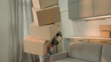 Erkek ev sahibi Afrikalı Amerikalı erkek kiracı yeni bir eve taşınıyor ev eşyaları alıyor alışveriş teslimat kuryesi paketleri taşıyor karton kutulara dökülüyor hayal kırıklığına uğratılıyor