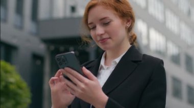 Neşeli Kafkasyalı genç iş kadını kadın patron kadın kız öğrenci model sohbet eden akıllı telefon online sohbet uygulaması kayan internetteki sosyal medyada gezen sosyal medya.