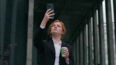 Endişeli genç, beyaz, kız, beyaz, kız, iş kadını. Yükselen cep telefonu, internet sinyalini yakalamaya çalışıyor. Kablosuz internet bağlantısı yok.