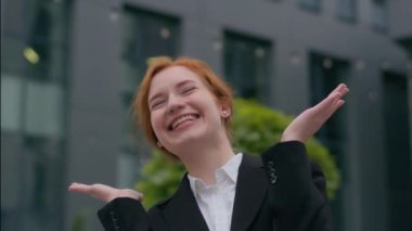 Mutlu, heyecanlı, beyaz, kızıl saçlı iş kadını kadın kadın şirket zaferini kutluyor açık havada el çırparak el çırpıyor. Kazanan iş kariyeri zaferin tadını çıkarıyor