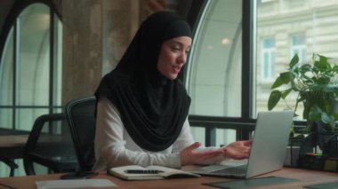 tesettürlü Arap müslüman kadın mutlu iş kadını bayan iş kadını sanal sohbet online dizüstü bilgisayar konferansı video selamlama, merhaba dost canlısı internet iletişimi gülümsemesi.