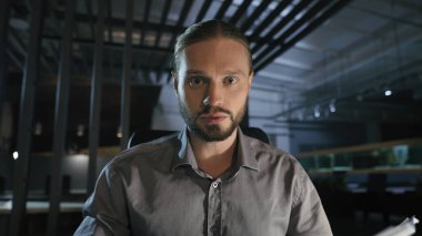 Web cam görüntüsü web kamerası portresi karanlık gece ofis işi problemleri konferans konferans sohbet raporu yanılgısı Kafkasyalı kızgın iş adamı öfkeli adam kamera kağıtları dökümanlarına konuşuyor