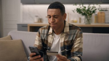 Afrikalı Amerikalı erkek alıcı, çift ırklı adam etnik erkek müşteri çevrimiçi dağıtım bankacılık ödeme rezervasyonunu kredi kartı ve cep telefonu arızasıyla sipariş ediyor.