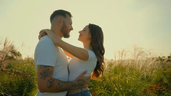 Mutlu, romantik, beyaz, çift, kadın, kadın, hassas, aile, koca, öpücük, kızı kucaklama, kucaklaşma, açık havada öpüşme, terk edilmiş buğday tarlası, güneş ışığı, çıkma, ilişki.