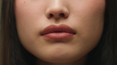 Kadın dudaklarını kapat Asyalı Çinli kadının canı sıkkın Koreli kadının canı sıkkın duygular stres üzgün yalnız kız sağlık sorunu cilt kozmetik güzellik enjeksiyon yüzü detaylar