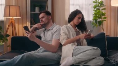 Gadget bağımlısı aile internet sosyal medya bağımlısı çift, beyaz erkek koca, erkek arkadaş, İspanyol kadın, kadın, cep telefonu kullanarak ev arkadaşını görmezden gelerek ayrıldı.