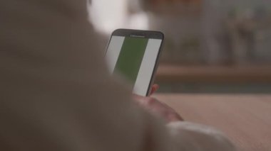 Arka plan tanınmayan kız bayan müşteri alıcısı internet sitesi süpermarket siparişleriyle sebzeleri seçiyor ve mutfak cep telefonu akıllı telefon ekranından alışveriş ürünleri alıyor.