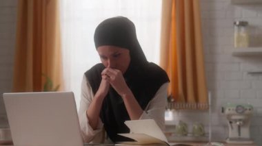 Arap kadın müslüman bayan iş kadını ev sahibi ev sahibi ev kadını dizüstü bilgisayar arızası sorunu endişeli borç batağı endişesi