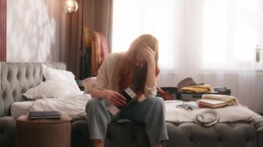 Üzüntü verici, yatak odasındaki beyaz kadın havaalanını kaçırdı, uçak biletlerini iptal etti. Pasaport sorunu var. Seyahat yolculuğunu hazırlamakta zorlanıyor.