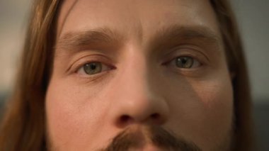 Erkek gözlerini kapat, sakallı beyaz adam kameraya bak, görüş sorunu, sağlık, göz yorgunluğu, göz yorgunluğu, sağlık sigortası.