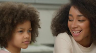 Afro-Amerikan ailesi gülümseyen anne, bebek bakıcısı, mutlu anne, abla, anne, birlikte dans eden küçük kız çocuk, gülümseme, mutfak eğlencesi dansı, müzik eşliğinde hafta sonu eğlencesine taşınma.