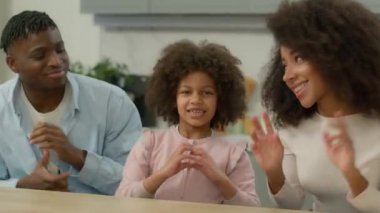 Mutlu, komik, Afrikalı, Amerikalı, baba, erkek, koca, kadın, anne, mutfakta dans edip eğlenen küçük kız, kalp şeklinde eller gösteren küçük kız.