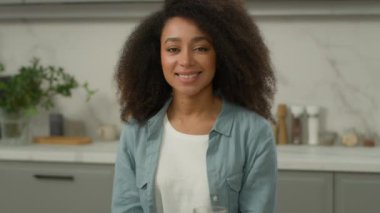 Afro-Amerikan mutlu, gülümseyen kız tasasız, dişlek, sağlıklı, dişlek, sağlıklı kadın, etnik, kadın, ev hanımı.