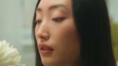 Asyalı kadın, güzel, şehvetli, sağlıklı Koreli, Çinli, Japon, çiçek kokulu, parfüm, organik, kozmetik, cilt bakımı, güzellik alerjisi.