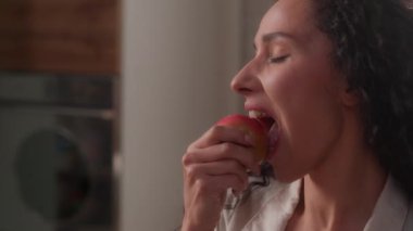 İspanyol, beyaz, dişi, ısırmaktan mutlu, sağlıklı, organik, eko meyve vitamini yiyor, gülümsüyor, elma diyeti yiyor, vejetaryen, beslenme, göz kırpıyor.