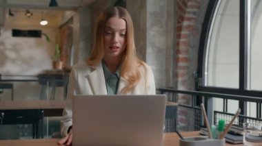 Kafkasyalı iş kadını bayan girişimci ofis çalışanı duygusal video görüntülü sohbet sanal laptop konferansı diyen iş kadını proje açılışını tartışmaktan çekiniyor