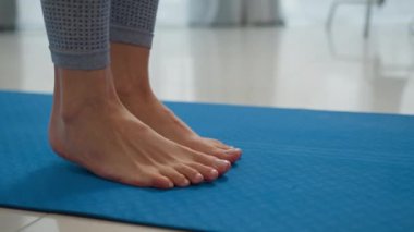 Bacaklarını kapat kadın ayaklar jimnastik minderinde yoga sınıfı çıplak ayaklı kız yogi spor antrenörü sporcu kadın sporcu bayan sporcu ayak ısıtması spor yapan sağlıklı ev eğitimi
