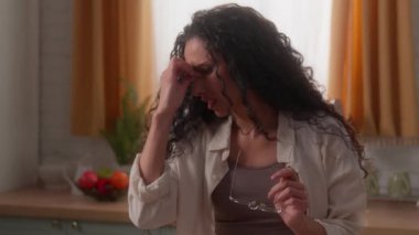 İspanyol kadın Latin kadın, çok ırklı kadın, serbest çalışan iş kadını ev sahibi, ev sahibi, dizüstü bilgisayarlı ev hanımı, bilgisayar kullanıyor, gözlük takıyor, rahatsız ediyor.