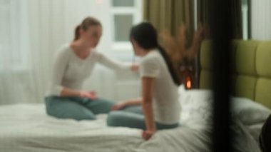 Bulanık görüş bulanık iki kız arkadaş çok ırklı kadınlar yatak odasında rahatlama sorununu konuşuyorlar iletişim sorunları arkadaşlık destek konuşmaları