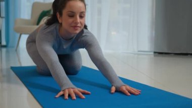 Beyaz kadın sporcu bayan bayan sporcu kadın esnek sporcu kadın. Yoga antrenmanında yoga minderinde antrenman yapıyor. Eğilebilirlik esnek vücut esneme egzersizi yapıyor.