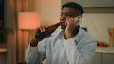 Sarhoş alkolizm bağımlısı Afrika kökenli Amerikalı erkek. Alkol içen erkek. Cep telefonu konuşmaları, akıllı telefon konuşmaları.