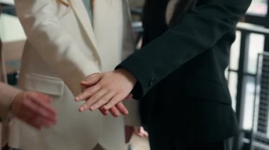 İş dünyasının başarılı iş arkadaşları çok ırklı kadın çeşitliliği Kafkasyalı Asyalı iş kadını kadın işkadını ofiste el ele tutuşan takım çalışması sendikası alkışları