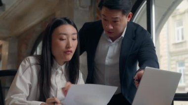 Asyalı Koreli iş adamı, Çinli iş adamı, patron, öfkeli, hoşnutsuz, azarlama evrakları, veri diyagramı, hata ofisi, Japon stajyer kadın, iş kadını, kötü çalışma.