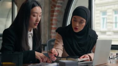 İş kadını, Müslüman Müslüman kız, akıl hocası, Asya kökenli Japon kadın stajyer, evrak işlerinde yardımcı oluyor. Şirket kuralları, çok ırklı ofis kadınları, iş kadınları ve iş kızları hakkında konuşuyor.