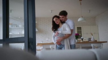 Mutlu çiftler hamile erkekler, beyaz erkekler, erkek sevgililer, sarılıp yatan hamile kadınlar, evde dans eden kadınlar, romantik danslar severler.
