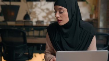 Müslüman Arap iş kadını kız işkadını yönetici ofisi dizüstü bilgisayar sorunları evrak işleri Asyalı bayan patron Çinli Japon akıl hocası gel ve iş kadınlarına yardım et