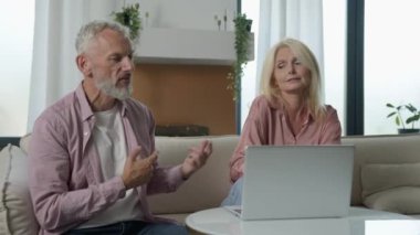 Ciddi ciddi evli, yaşlı, 50 'li yaşlarda, Kafkasyalı, yaşlı, olgun, kadın, erkek, erkek, iş koltuğu tartışması. Karı koca, online video tartışması yaptı. Ev bilgisayarını ara, aile tartışması.