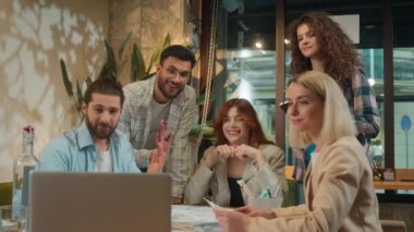 Çok ırklı yaratıcı ekip çalışanları ofis arkadaşları grup öğrencileri serbest çalışan mimarlar iş adamları kadınlar erkekler kadın konuşanlar video dostane görüşmeler online konferans laptopuyla buluşuyor.