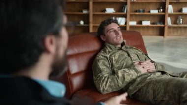 Psikolog, hasta müvekkili, beyaz, asker, asker, asker, asker, asker, kanepe sohbeti, psikoterapist, psikolojik savaş travması psikoterapi odası.